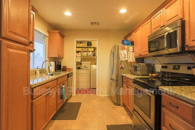 Building Photo - 2845 E Sierra St