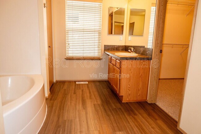 Building Photo - 1208 Burnside Pl