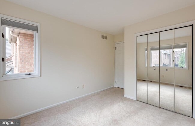 Building Photo - 11 Treaty Dr