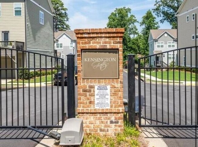 Building Photo - Beautiful Townhome in Doraville - Gated Community!