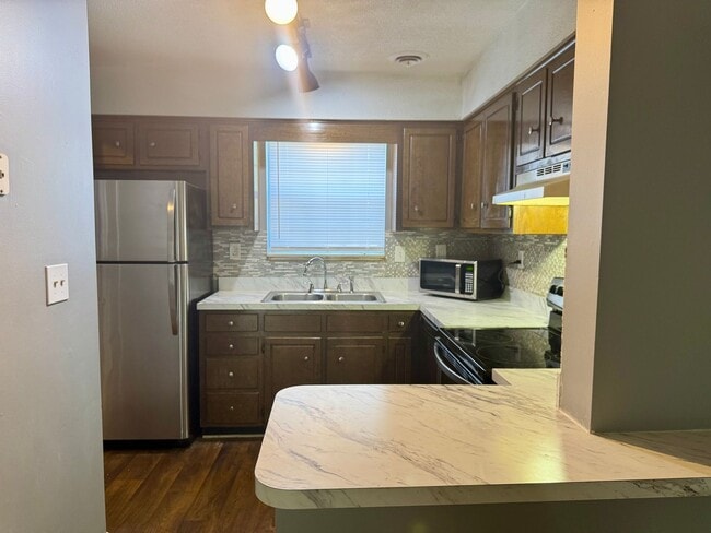 Building Photo - Awesome Condo!! 2 Bed/1.5 Bath! 1100 sq.ft...