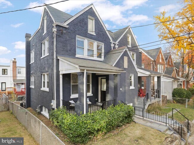 Building Photo - 521 Quintana Pl NW