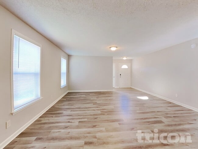 Building Photo - 940 Ravine Dr