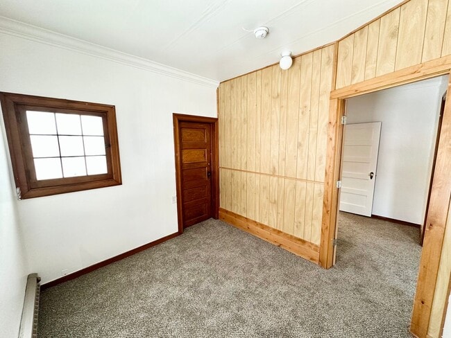 Building Photo - 610 S Pine St