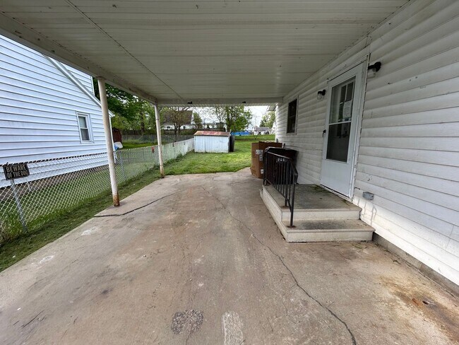 Building Photo - 2 Bed- 1 Bath - Single Family Home
