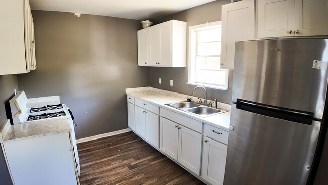Building Photo - 302 Hollis St
