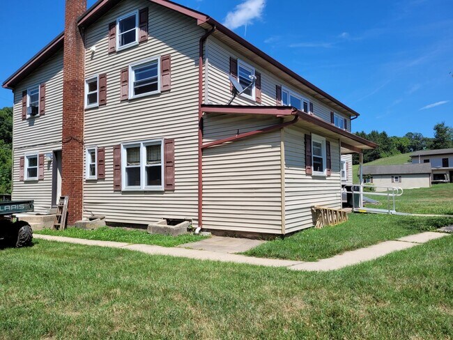 Building Photo - 46 Tritch Ln