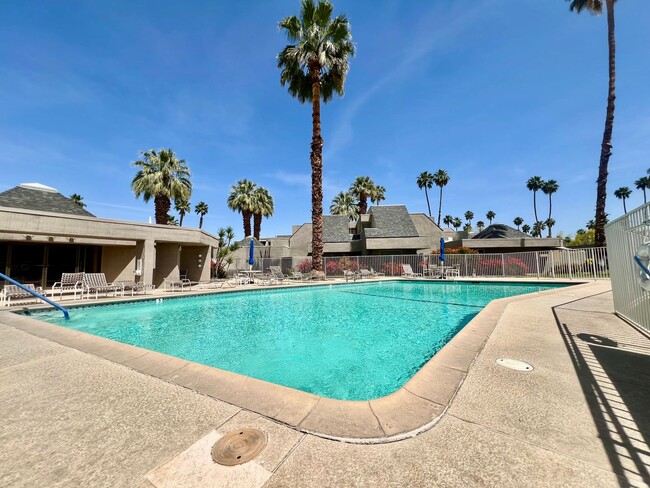 Building Photo - AVAILABLE NOW! 2 Bedroom / 2 Bathroom Cond...