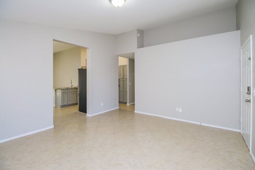 Building Photo - 973 E Yuma Ave