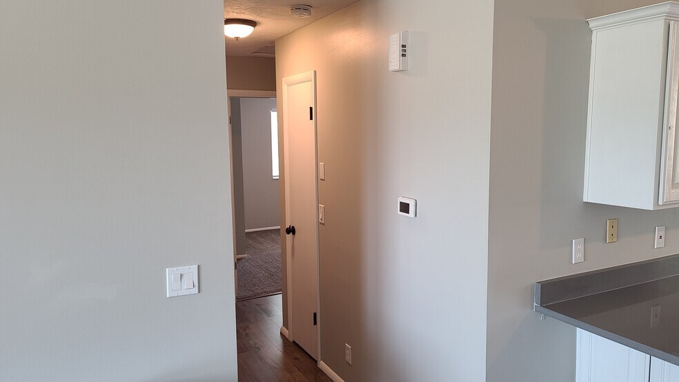 Building Photo - 940 W Red Oaks Dr