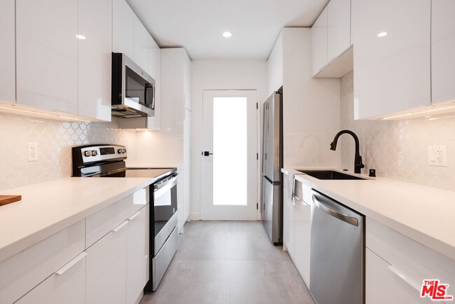 Building Photo - 1313 Ocean Front Walk