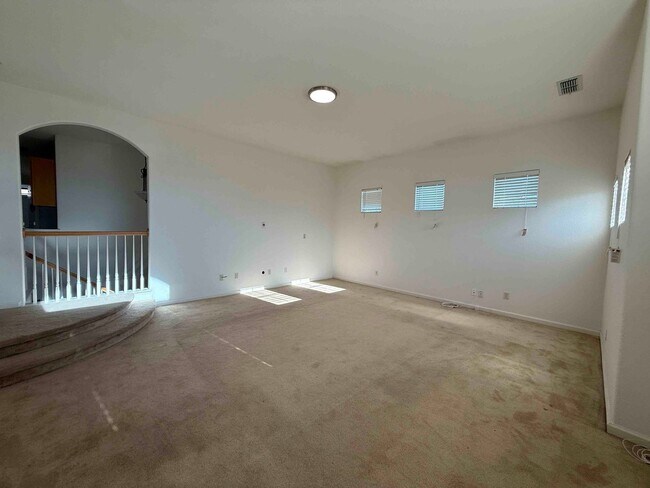 Building Photo - Spacious Cresleigh Ranch Home Near Schools...