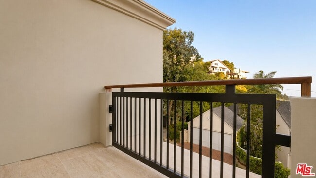 Building Photo - 8721 Sunset Plaza Terrace