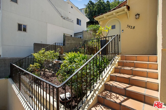 Building Photo - 3528 Fernwood Ave