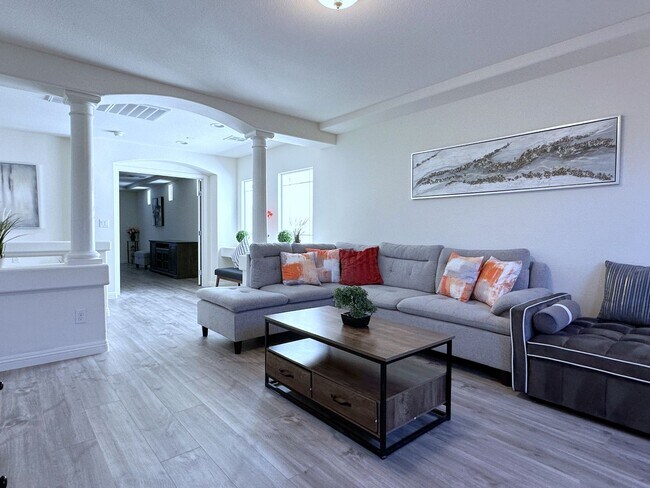 Building Photo - 4Bdrm/2.5bath Single Family Home - Fully Furnished