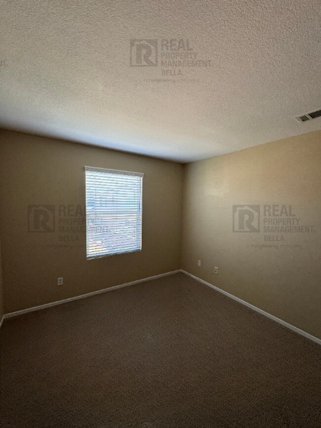 Building Photo - Ideal Layout! 4 Bedroom Home with Main Floor Bed/Bath & Open Loft