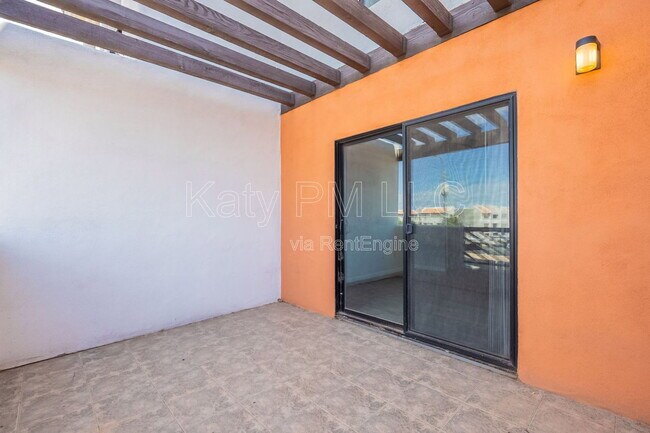 Building Photo - 1005 E 8th St