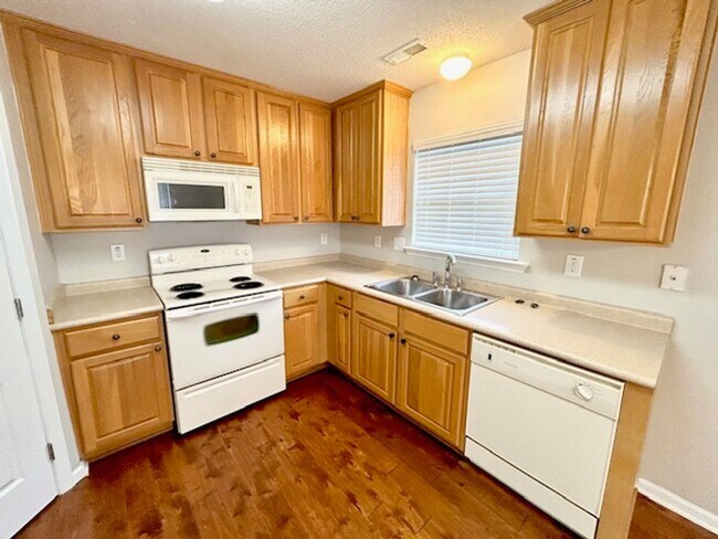 Building Photo - Coming soon! 10/10 Charming 3-bedroom bric...
