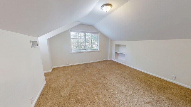 Building Photo - 345 Cloverdale Rd