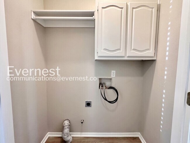 Building Photo - 3 Bed/2 Bath Home with Fenced Yard & Garage / Pet-Friendly / Available Now!