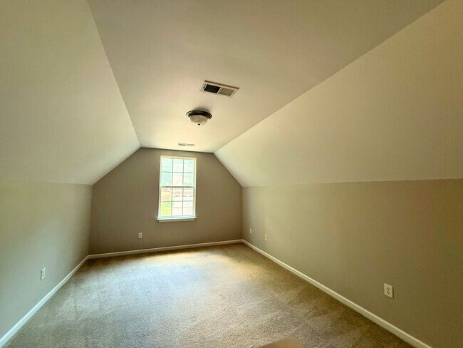 Building Photo - 102 Groveview Trail
