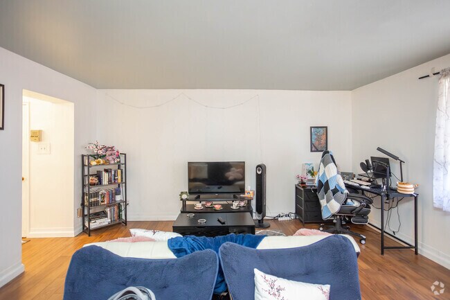 1BR, 1BA - Living Room - 4909 CENTRE AVE