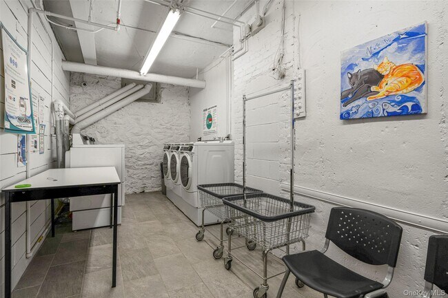 Building Photo - 412 Munro Ave