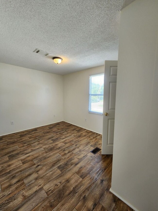 Building Photo - Available Now! 124 Littleton-Midway Park. $300 Off 1st Month's Rent!