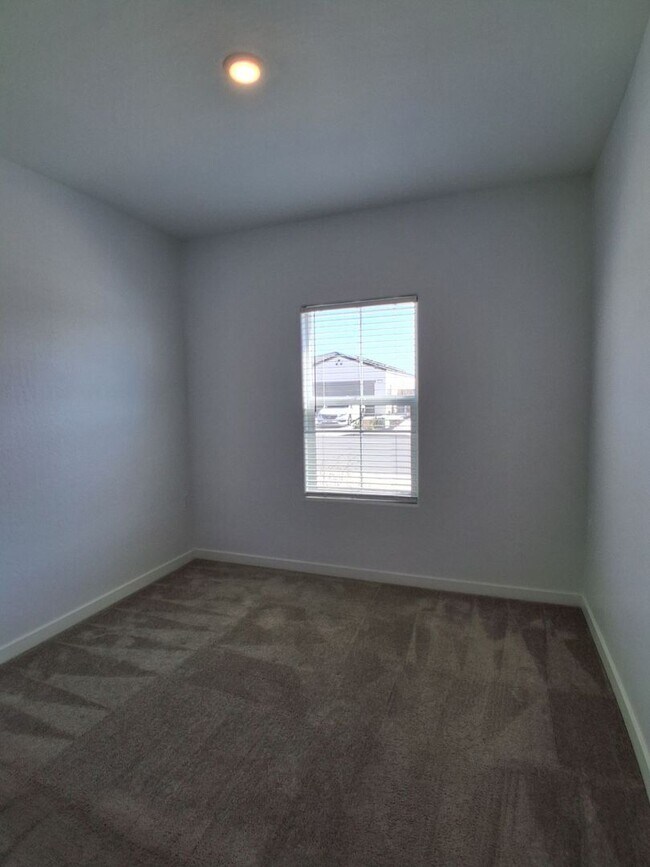 Building Photo - Beautifully Built Home! 3 bed, 2 bath