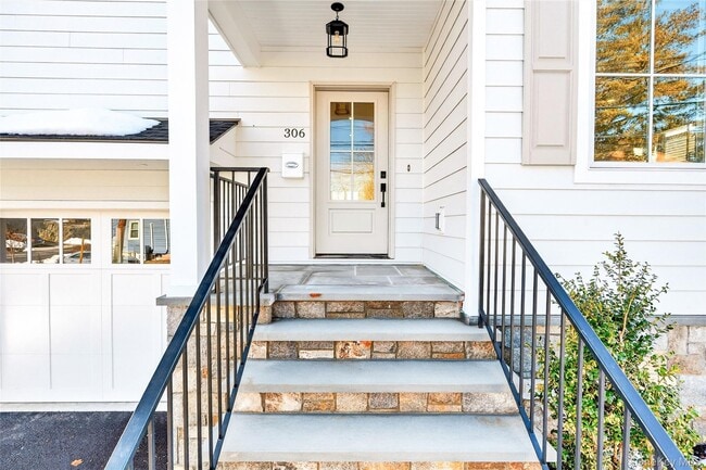 Building Photo - 306 Hunter St