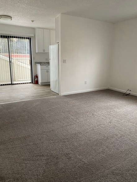 LIVING ROOM/DINING AREA - 304 Hazel St