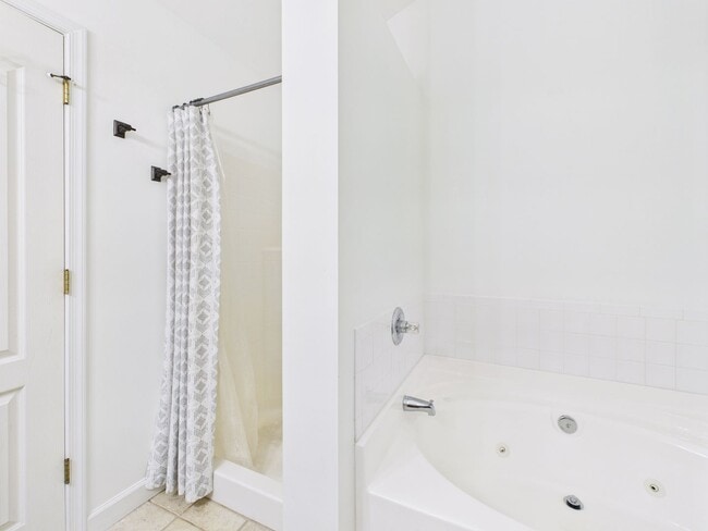 Building Photo - Stunning 4-Bedroom, 2.5-Bathroom Home in t...