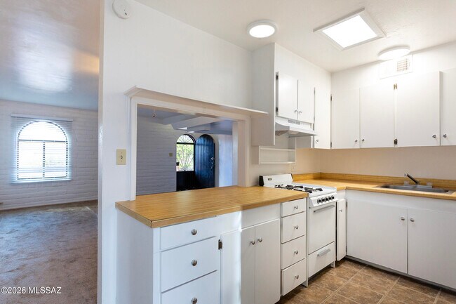 Building Photo - 565 N Macnab Dr