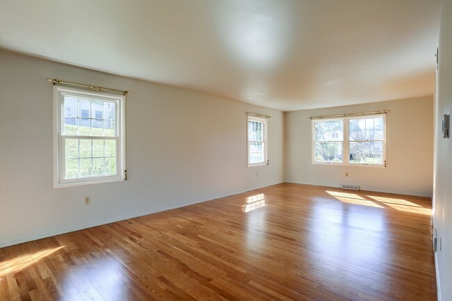 Building Photo - 332 Deerfield Rd