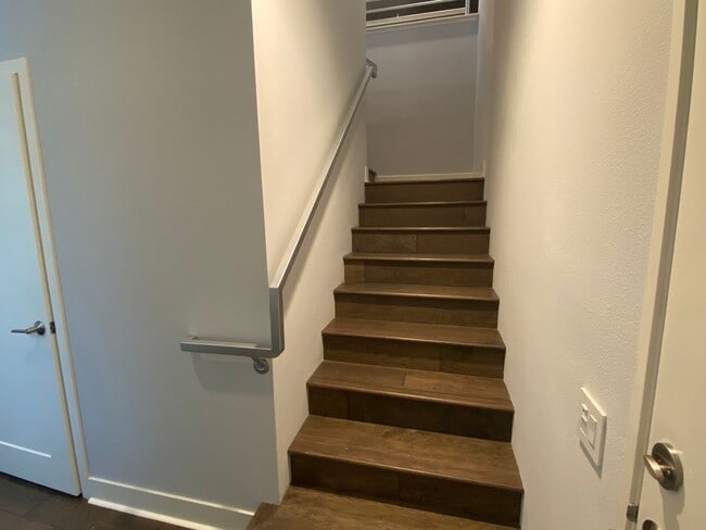 Building Photo - Beautiful Townhouse 3 Bedroom + 3 Bathroom