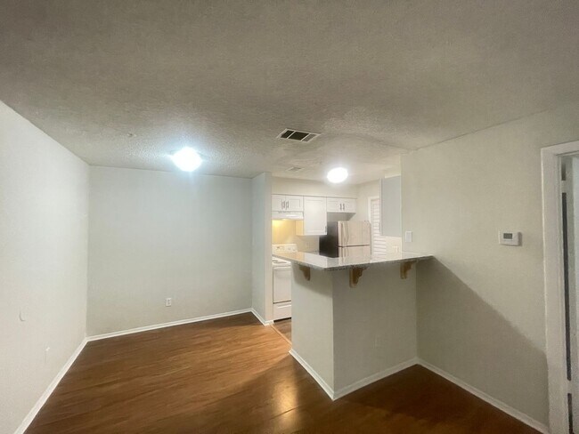 Building Photo - 1 Bed / 1 Bath Condo in Gated Comm. In Altamonte Springs, Available Now!!