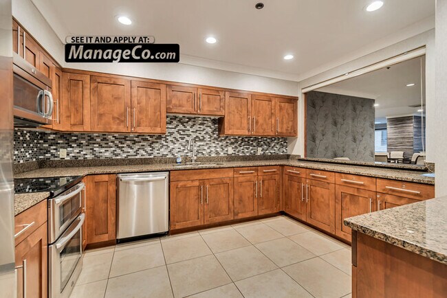 Building Photo - Chic 1BR/1.5BA Condo w/ Unbeatable Downtow...