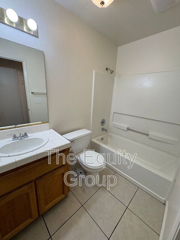 Building Photo - 723 N Simon St