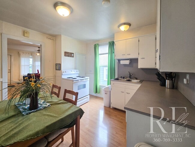 Building Photo - Furnished Top-Floor Duplex in Bremerton | ...