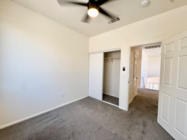 Building Photo - Spacious 4BD/3BA NLV Home with Downstairs ...