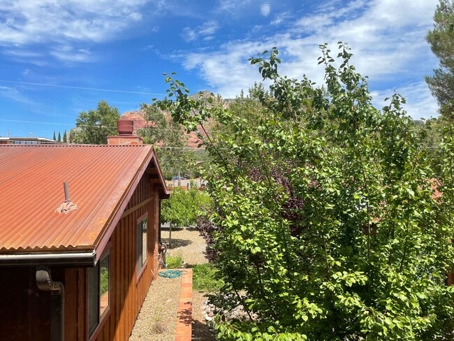 Building Photo - APARTMENT- UPTOWN SEDONA - APPLE TREE SQUARE