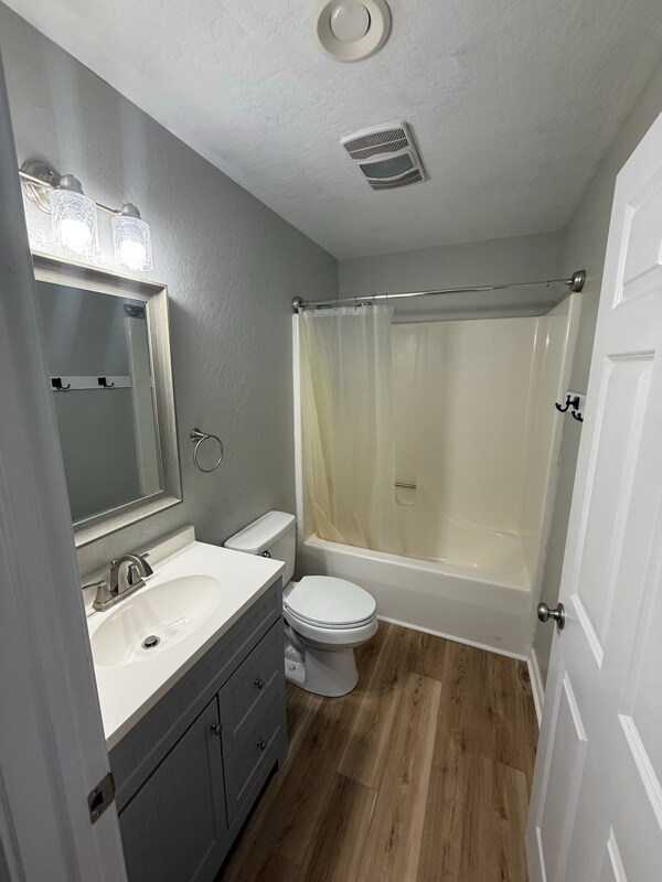 Building Photo - 404 E 9th St