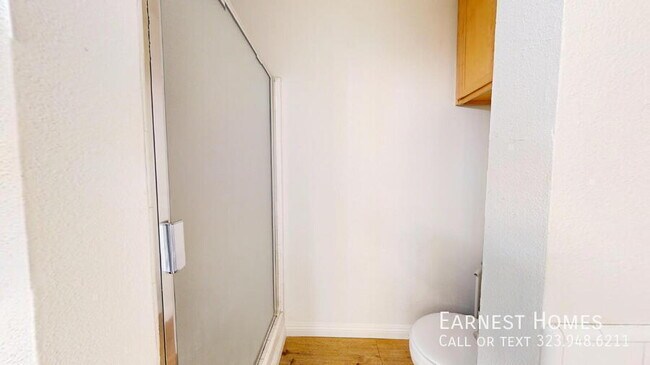Building Photo - 4915 Tyrone Ave