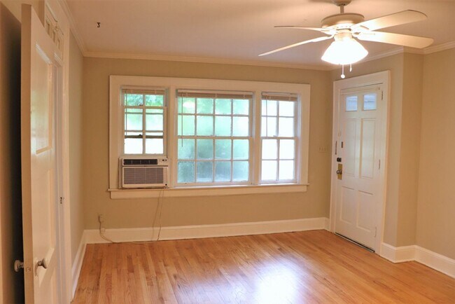 Building Photo - Charming 2-bedroom waiting to be yours !!