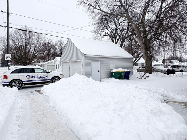 Building Photo - 520 12th Ave