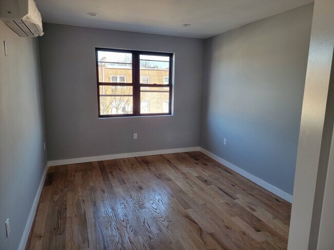 Building Photo - 2070 E 54th St