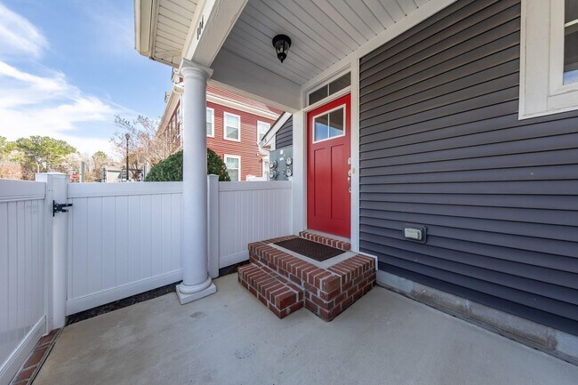 Building Photo - 2 bedroom condo close to W&M