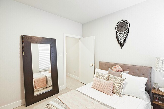 Building Photo - Dallas Gated Corner Townhome