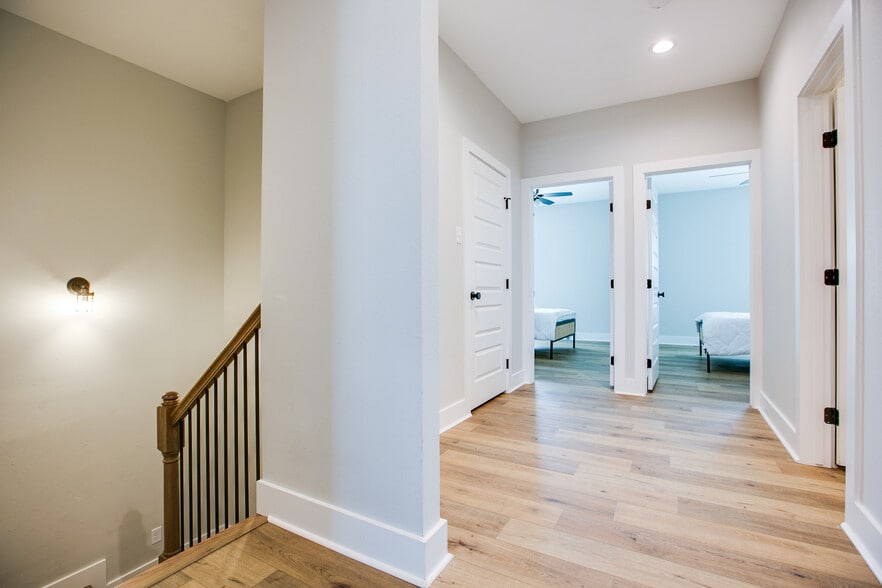 Building Photo - 1009 Holiday Dr