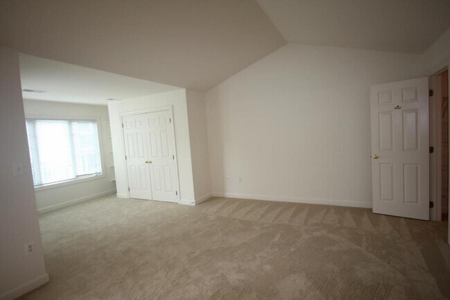 Building Photo - 4555 Fair Valley Dr